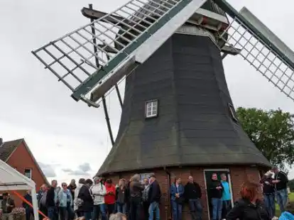 Reges Treiben rund um den r&uuml;stigen Erdholl&auml;nder anl&auml;sslich des M&uuml;hlentages am Pfingstmontag