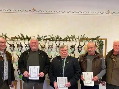 Versammlung in Eggeloge: Freudig &uuml;bergaben Heiko Willms (Hegeringleiter, links) und Christian Schulze D&ouml;ring (Kreisj&auml;germeister, rechts) den  langj&auml;hrigen Mitgliedern,  Folkmar Saathoff (von links), Hermann Deye und Ralf Rhoden ihre Ehrennadeln sowie Urkunden.