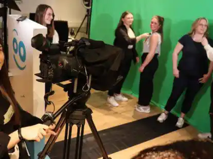 Vor dem Greenscreen in der Digitalen Erlebniswelt: Die Sch&uuml;lerinnen Antonia Vollweiter (von links), Katharina Lenzschau, Laura Gabbe und Lilli Schnier (rechts) &uuml;ben mit Sina Wilke und Nadine Metzner (2. und 3. von rechts) von &bdquo;Schuette.co&ldquo; das Sprechen vor der Kamera.