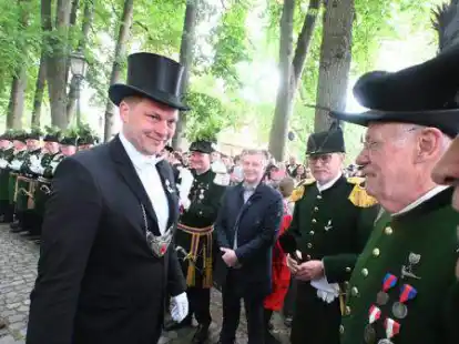 Nach drei Jahren als Schaffer endlich zum F&auml;hnrich ernannt: Philipp Hogeback (von links) mit General Jens Kuraschinski, Oberst Willi Meyer und Adjutant Andreas Tangemann.