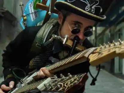 Am kommenden Wochenende beim Schortenser Klinkerzauber: Mark di Guiseppe, die Ein-Mann-Rockband aus Italien.