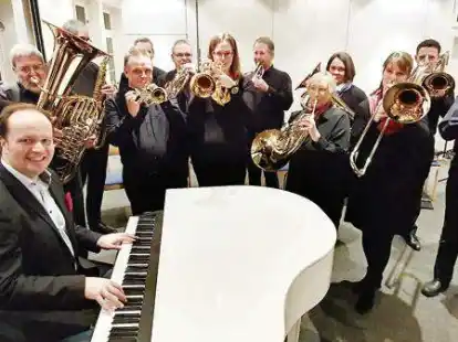 Alexander Potiyenko (l.) mit dem Ensemble Art Brass und Arndt Baeck (am Klavier)  gestalten das Programm des Benefizkonzerts.