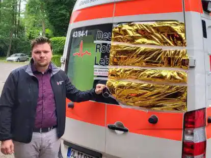Das zerst&ouml;rte Heckfenster des Rettungswagens wurde noch in der Nacht provisorisch abgeklebt. Roar Abel vom DRK zeigt sich ersch&uuml;ttert &uuml;ber die aggressive Attacke.