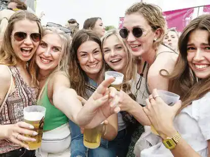 Ausgelassen feiern am wei&szlig;en Sandstrand: Bei der Oldenbora in Nethen waren bei Sonnenschein knappe Outfits und wummernde B&auml;sse angesagt.