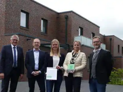 Hoffen auf viele &bdquo;gr&uuml;ne&ldquo; Nachahmer (von links): Landrat Olaf Meinen, Score-Gesch&auml;ftsf&uuml;hrer Thomas Ehrlich, Franziska Lorey (Score-Pressesprecherin), Manuela Backer (Score-Immobilien) sowie der Klimamanager Ingo de Vries.