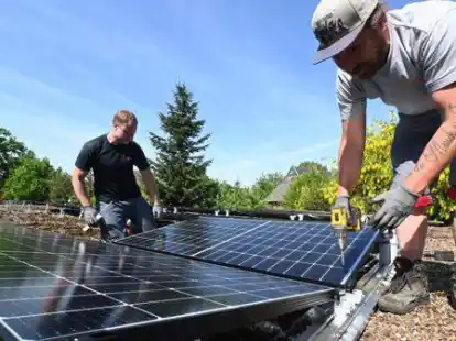 <p>        Nicht nur auf kommunalen Geb&auml;uden, sondern auch auf Wohnh&auml;usern &ndash; wie hier in Bookholzberg &ndash; bieten Photovoltaik-Anlagen ein gro&szlig;es CO        2         -Sparpotenzial. Die Gemeinde will k&uuml;nftig verst&auml;rkt &uuml;ber erneuerbare Energien informieren.       </p>