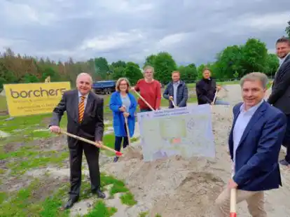Spatenstich am Sportpark Kreyenbr&uuml;ck: (von links): Klaus Marbold (Sanierungsbeirat), Christiane Cordes (Stadt Oldenburg), Katrin Wiese (Freizeitst&auml;tte), Andreas Bollingerfehr (Borchers Stra&szlig;en- und Landschaftsbau), Thorsten Logemann (Stadt Oldenburg) Oberb&uuml;rgermeister J&uuml;rgen Krogmann und Jonas Heidbreder (Planungsb&uuml;ro PS+)