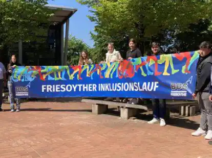 Mit einem sechs Meter breiten Banner wirbt das Organisationsteam der BBS f&uuml;r den Friesoyther Inklusionslauf.