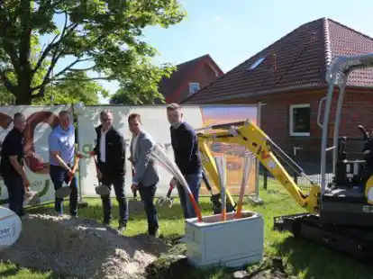 Symbolischer Spatenstich: (von links) Jens Thaden, Torsten Meuer, Andreas Mayer, Florian Nierke, Philipp Nimz.