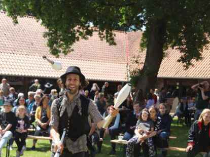 Cortes begeisterte im M&uuml;hlengarten mit seiner Jonglage.