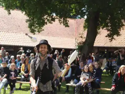 Cortes begeisterte im M&uuml;hlengarten mit seiner Jonglage.