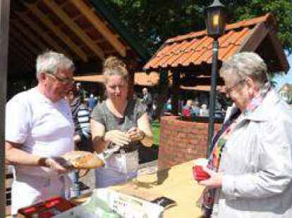 Rei&szlig;enden Absatz fanden die Brote, die Toni Schiffer im Steinbackofen gebacken hat.