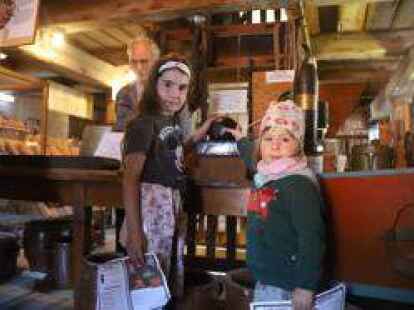 Ellen und Maria nahmen an der Entdeckungsreise durch die M&uuml;hle teil.