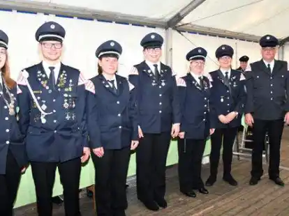 Auszeichnungen im Spielmannszug f&uuml;r (von links) Kathrin Neuburg, Marc Brumund, Birthe Wilhelmy, Anna Clau&szlig;en, Jessica Behrends, Melanie J&auml;hnke, Tim Wedermann und Michael Kirmes.