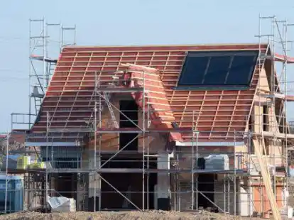 Ein Haus im Rohbau (Symbolbild): Auch in Apen soll &bdquo;S&uuml;dlich der Gro&szlig;en Norderb&auml;ke&ldquo; bald gebaut werden, die Erschlie&szlig;ung des neuen Baugebiets soll im Sommer erfolgen. Ein Fachausschuss des Aper Rates besch&auml;ftigte sich nun mit den Namen f&uuml;r die beiden Stra&szlig;en.