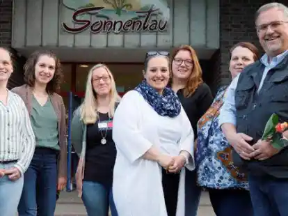 Der neue Vorstand des F&ouml;rdervereins der Kita &bdquo;Die Arche&ldquo; und der Grundschule Sonnentau (von links): Wiebke Krause, Fenja Poschmann, Monika Block, Dorothea Stammermann, Meike Schulte, Stefanie August und Reiner Seufferle.
