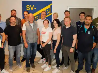 Der  neue Vorstand des SV Scharrel  mit dem Vorsitzenden Robert Werner  (vorne, 3.v.l.) freut sich mit den Geehrten auf das Jubil&auml;um im kommenden Jahr.