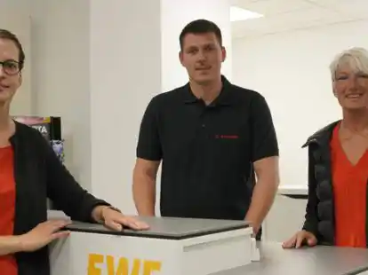 Sind Experten f&uuml;r Haustechnik, Erneuerbare Energien und E-Mobilit&auml;t: (von links) Luisa (34), Philipp (34) und Maren Schneider (58)