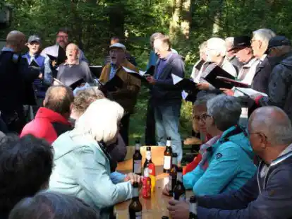 Die Sitzreihen waren gut gef&uuml;llt: Der MGV &bdquo;Frohsinn&ldquo; Bokel gab ein zweist&uuml;ndiges Konzert in den Mansholter B&uuml;schen. Wegen Corona konnten die S&auml;nger zwei Jahre lang nicht auftreten.