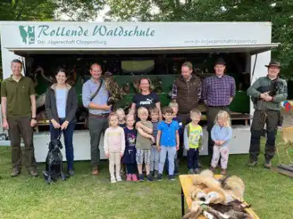 Die Kinder konnten von den J&auml;gern des Hegerings Friesoythe und der &bdquo;Rollende Waldschule&ldquo; noch einiges lernen.