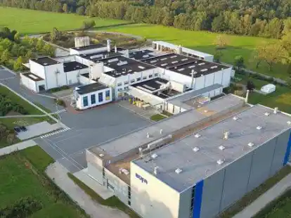 Der Standort von B&uuml;fa Composite Systems in Rastede-Liethe &ndash; im Umfeld soll der neue Energiepark mit Solarstrom und Windkraft entstehen.