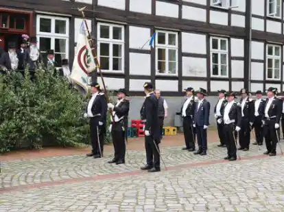 Abholung des Magistrats am Amtshof: In der langen Wartezeit seit 2019 sind Horst Hackfeld (auf der Treppe, von links), Yves Nagel, Stefan Wachholder und Matthias Hoffmann B&auml;rte &bdquo;gewachsen&ldquo;.