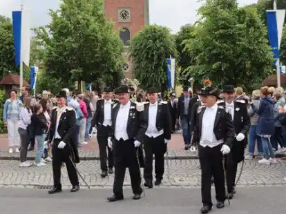 Ausmarsch vom Marktplatz: Viele Harpstedter bejubelten ihre B&uuml;rgersch&uuml;tzen um Oberst Rolf Ranke (Mitte).