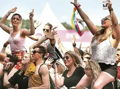 Party-Stimmung auf der &bdquo;Oldenbora&ldquo;: Tausende feiern auch dieses Jahr wieder bei dem Elektro-Festival im Beachclub Nethen.