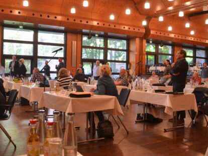 Um ein genaues Bild von der Abstimmung zu erhalten, mussten sich die Ratsmitglieder in der Stadthalle von ihren St&uuml;hlen erheben.
