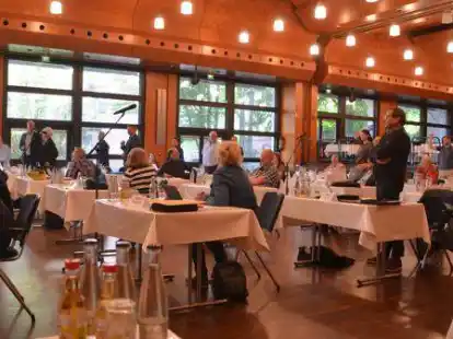 Um ein genaues Bild von der Abstimmung zu erhalten, mussten sich die Ratsmitglieder in der Stadthalle von ihren St&uuml;hlen erheben.