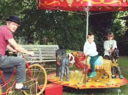 Das muskelkraftbetriebene Karussell wird neben der Alten Maschinenhalle aufgebaut.