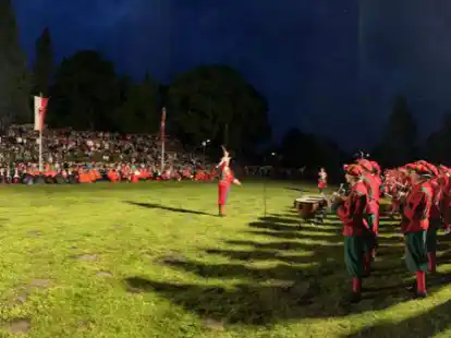 Mit dem Gro&szlig;en Zapfenstreich er&ouml;ffneten das Musikkorps Wittekind (vorn) und der Spielmannszug Wildeshausen am Sonntagabend das 619. Gildefest.