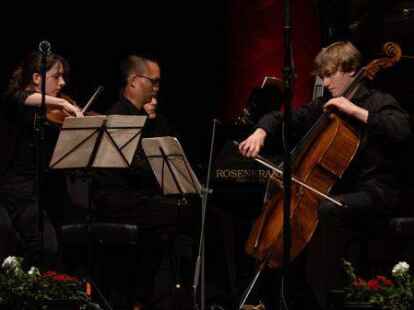 Preistr&auml;gerkonzert I beim Bundeswettbewerb &bdquo;Jugend musiziert 2022&ldquo; (von links): Leila Fathali (Violine, Frankfurt am Main), Yuanzhen Sun (Klavier, Neu-Isenburg) und Aaron Woyniewicz-B&ouml;er (Violoncello, Offenbach).