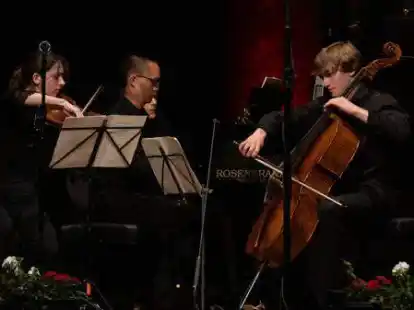 Preistr&auml;gerkonzert I beim Bundeswettbewerb &bdquo;Jugend musiziert 2022&ldquo; (von links): Leila Fathali (Violine, Frankfurt am Main), Yuanzhen Sun (Klavier, Neu-Isenburg) und Aaron Woyniewicz-B&ouml;er (Violoncello, Offenbach).