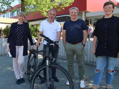 Wollen die KGS auf Rekordkurs bringen: Schulleiterin Claudia Berger, Gemeindesprecher Ralf Kobbe, Lehrer Carsten Teske und Sch&uuml;lerin Saskia Butt.