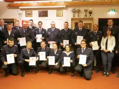 Ehrungen und Dienstgradverleihungen: (von links kniend) Dorian Erkoceviq, Ricarda R&uuml;land, Nico Meyer, Finja Meyer, Kerstin Bande und Guido Lachmann. Von links stehend: Ortsbrandmeister Andreas Gillerke, Andreas Menzel, Marlon Gerken, Marten M&ouml;nning, Christoph Zmyslowski, Jan-Hendrik Meier, Daniel Pieper, Mark Sch&uuml;tte, Kristian Kaiser, Thorben Lage, Hannes van Waeyenberghe, Elke Hegeler (Verwaltung), Hendrik Behrens (Stellv. Kreisbrandmeister) sowie Bernd Lembke (Gemeindebrandmeister).