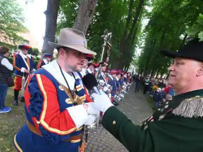 Im Gespr&auml;ch beim Rockappell: Tambourmajor Jens Hoffmann mit Adjutant Andreas Tangemann.