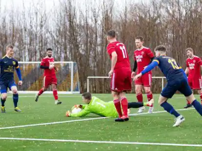 Der TuS Emstekerfeld (in Blau-Gelb) hat bereits einen Kunstrasenplatz. In diesen Genuss sollen dank l&auml;ngerer F&ouml;rderung auch andere Vereine kommen. Bild: Olaf Klee
