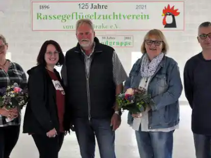 Der Vorstand des Braker Rassegefl&uuml;gelzuchtvereins (von links): Schatzmeisterin Fr&auml;nze Stenull, Schriftf&uuml;hrerin Stephanie Welp, 1. Vorsitzender Udo Penner mit Ehefrau Marion und 2. Vorsitzender Bernd B&uuml;sing