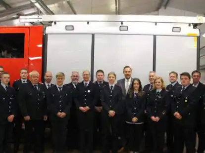 Gruppenbild mit Jubilaren und bef&ouml;rderten Feuerwehrleuten (hinten, von links): Apens Ortsbrandmeister Jens Cordes, Sven Schmidt, Harm-Jan Reil, Hendrik M&uuml;ller, stellv. Kreisbrandmeister J&uuml;rgen Scheel, Henning Hinrichs, B&uuml;rgermeister Matthias Huber, Bj&ouml;rn Rastedt, Thomas Harms, Ortsbrandmeister Godensholt S&ouml;nke B&ouml;lts, Ortsbrandmeister Nordloh-Tange Manfred Delger. Vorn, von links: Phillip Smirnow, Fritz Sch&ouml;n, Lukas Zorychta, Martina Schr&ouml;der, Sabrina Bruns, Amy Eden, Joyce Bollen, Merlin Zahn.