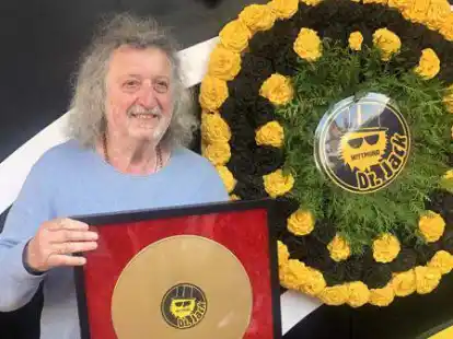 Zum Jubil&auml;um &uuml;berraschten ihn Freunde und Weggef&auml;hrten mit einem Kranz in Gelb-schwarz, den &bdquo;Rio&ldquo;-Farben.