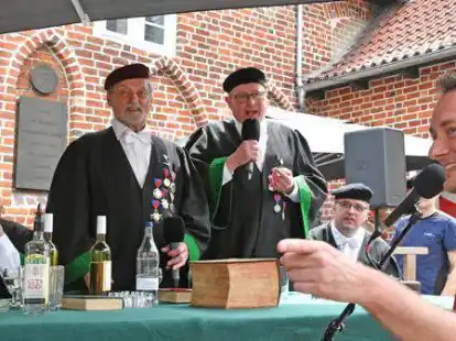 Das Hohe Gericht der Gilde tagte am Sonntag vor dem historischen Rathaus. Die Richter Otto B&ouml;ttcher und Carsten Kloster (stehend) verstanden wie immer keinen Spa&szlig; &ndash; oder doch?