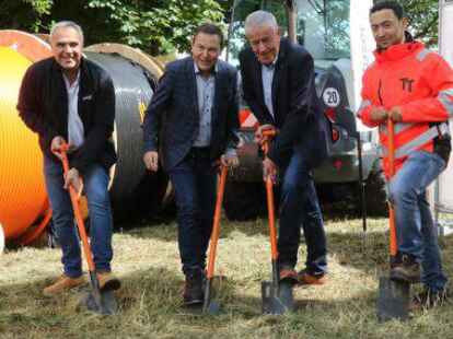 Freuen sich auf schnelleres Internet in Jaderberg (von links): Carsten H&ouml;finghoff, Arnold Diekmann, Henning Kaars und Mohammed Al Eksen