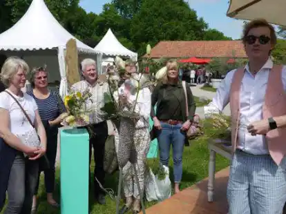 Der Fernsehflorist und Sch&ouml;nmacher Bj&ouml;rn Kromer (rechts) begeistert auf der Landpartie auf Schloss G&ouml;dens.
