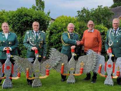 Katrin Tieke (von links), Norbert Neitzel, Vorsitzender Andreas Tieke, Adlerbauer Willi Stammermann und Gerd Meyer bei der &Uuml;bergabe der K&ouml;nigsadler an den Sch&uuml;tzenverein Sedelsberg