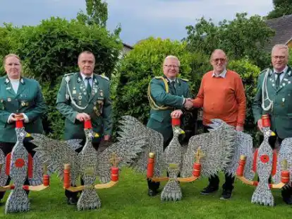 Katrin Tieke (von links), Norbert Neitzel, Vorsitzender Andreas Tieke, Adlerbauer Willi Stammermann und Gerd Meyer bei der &Uuml;bergabe der K&ouml;nigsadler an den Sch&uuml;tzenverein Sedelsberg