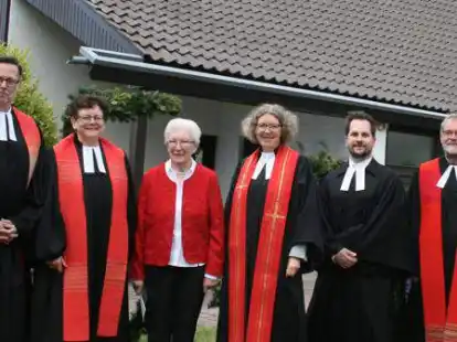 50 Jahre evangelische Kirchengemeinde Langf&ouml;rden feierten Pfarrer Karsten Hilgen (von links), Pfarrerin Andrea Hilgen-Frerichs, Lektorin Elfriede Seidel, Kreispfarrerin Martina Wittkowski, Vikar Tim Franke und Pfarrer Wilfried Scheuer.