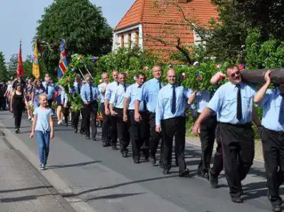 Die Mitglieder der Freiwilligen Feuerwehr Reitland haben den Pfingstbaum durchs Dorf getragen.