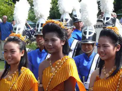 Haben eine weite Anreise: Die Musiker der Colour Guard Pattaya City Marchingband aus Thailand.