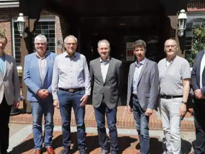 Die Geehrten  und Vorstand der Arbeitsgemeinschaft der Beratungsringe  Weser-Ems (von links): Dirk Westrup, Gerhard Smit, Alfred Vorwerk, Norbert Ihorst,  Dirk Frahne, Hinrich Weerts und  Mathias Klahsen